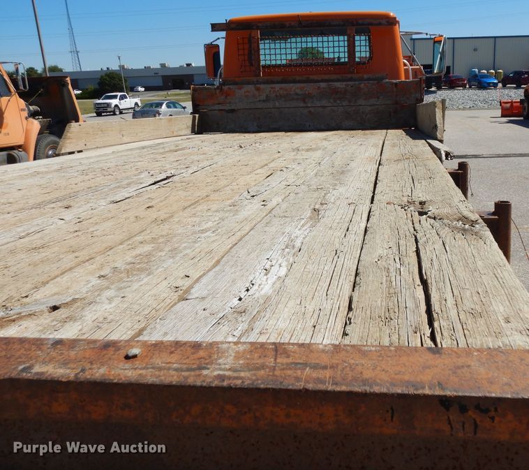 image for item HA9466 1995 International 4700  flatbed truck