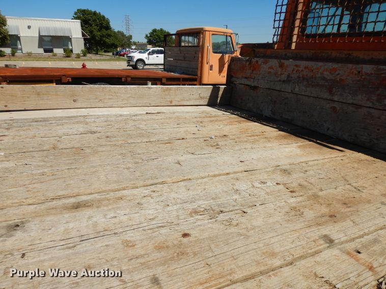 image for item HA9466 1995 International 4700  flatbed truck