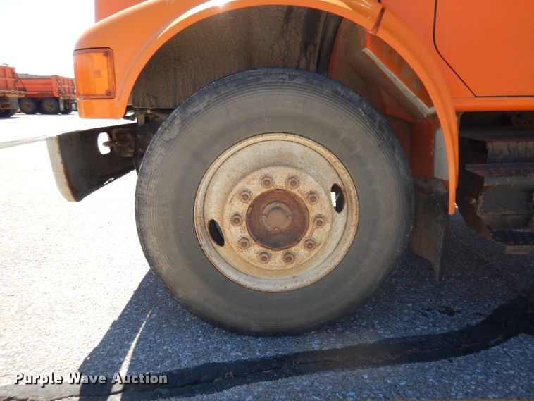 image for item HA9466 1995 International 4700  flatbed truck