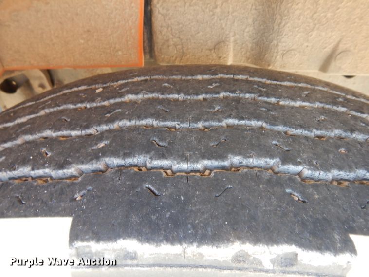 image for item HA9466 1995 International 4700  flatbed truck