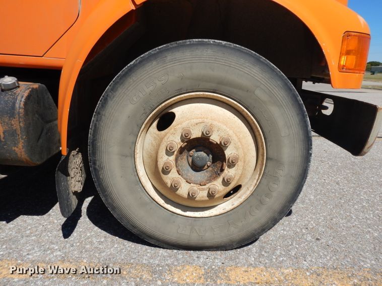 image for item HA9466 1995 International 4700  flatbed truck