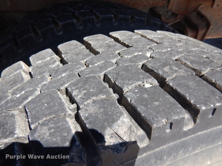 image for item HA9466 1995 International 4700  flatbed truck