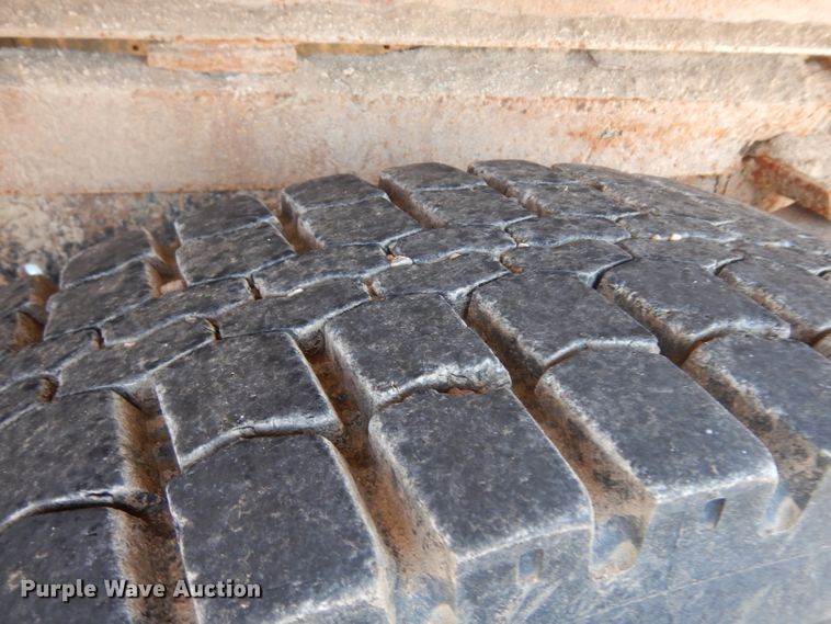 image for item HA9466 1995 International 4700  flatbed truck