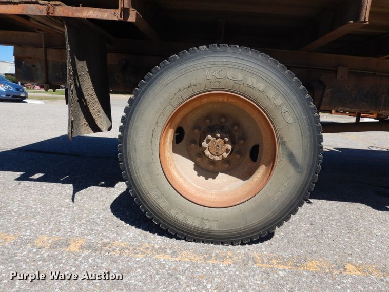 image for item HA9466 1995 International 4700  flatbed truck