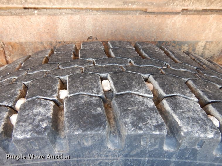 image for item HA9466 1995 International 4700  flatbed truck