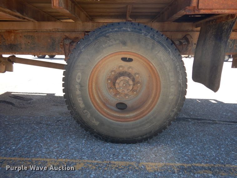 image for item HA9466 1995 International 4700  flatbed truck