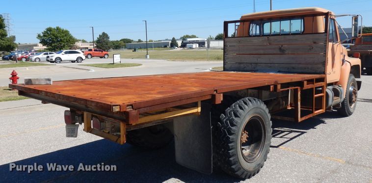 image for item HA9467 1987 International S1600  flatbed truck