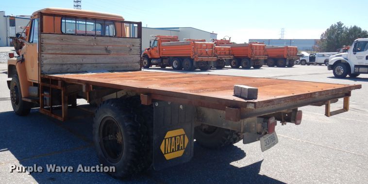 image for item HA9467 1987 International S1600  flatbed truck