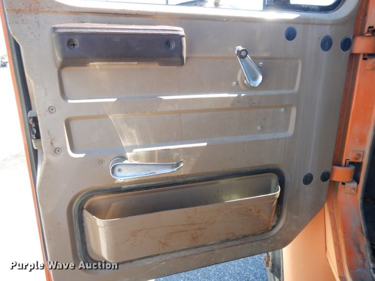 image for item HA9467 1987 International S1600  flatbed truck