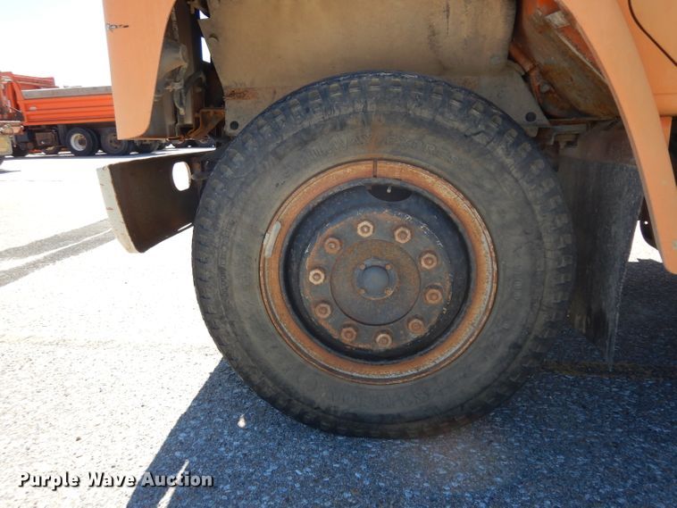 image for item HA9467 1987 International S1600  flatbed truck