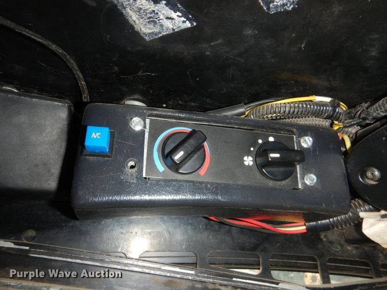 image for item HA9624 1999 John Deere 250  skid steer loader