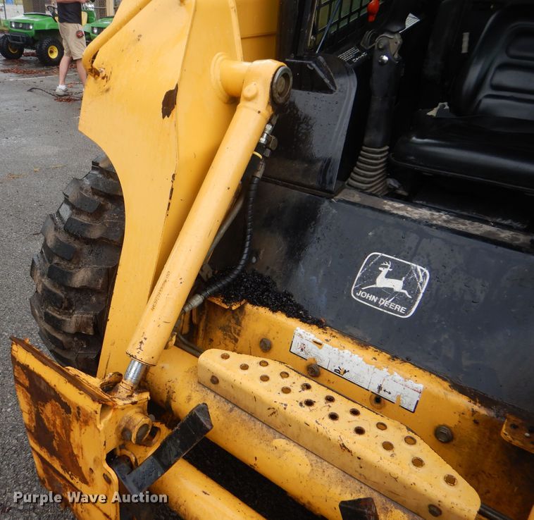 image for item HA9624 1999 John Deere 250  skid steer loader