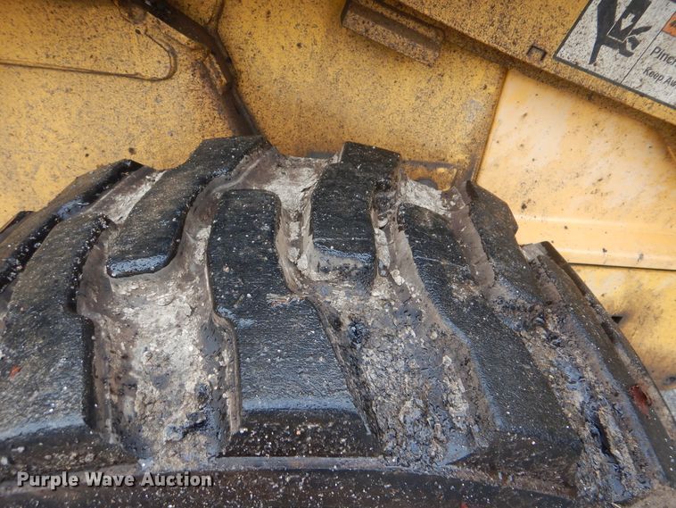 image for item HA9624 1999 John Deere 250  skid steer loader