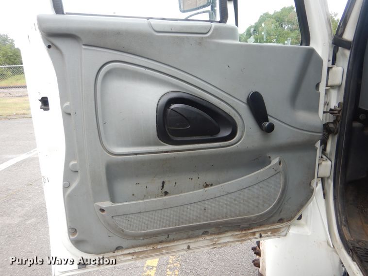 image for item HA9626 2006 International 4300  utility truck