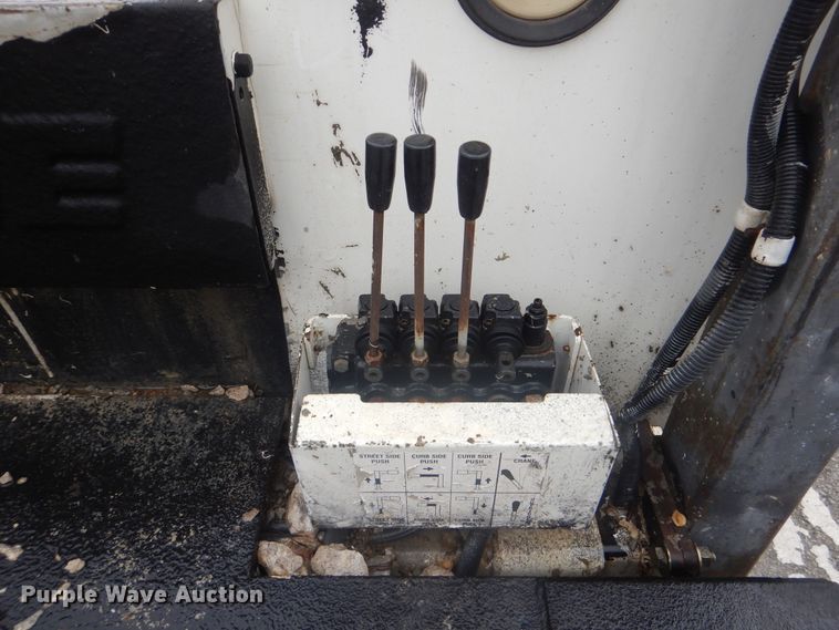 image for item HA9626 2006 International 4300  utility truck