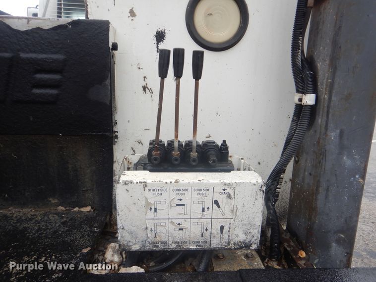 image for item HA9626 2006 International 4300  utility truck