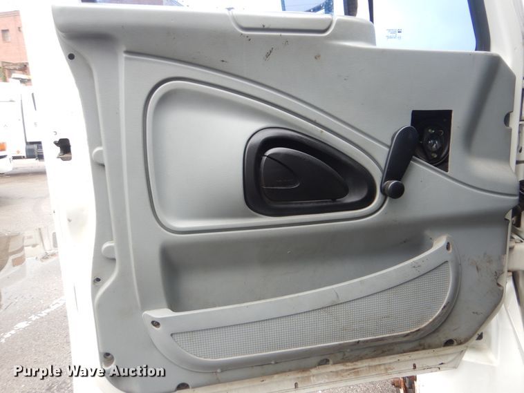 image for item HA9627 2005 International 4300  utility truck