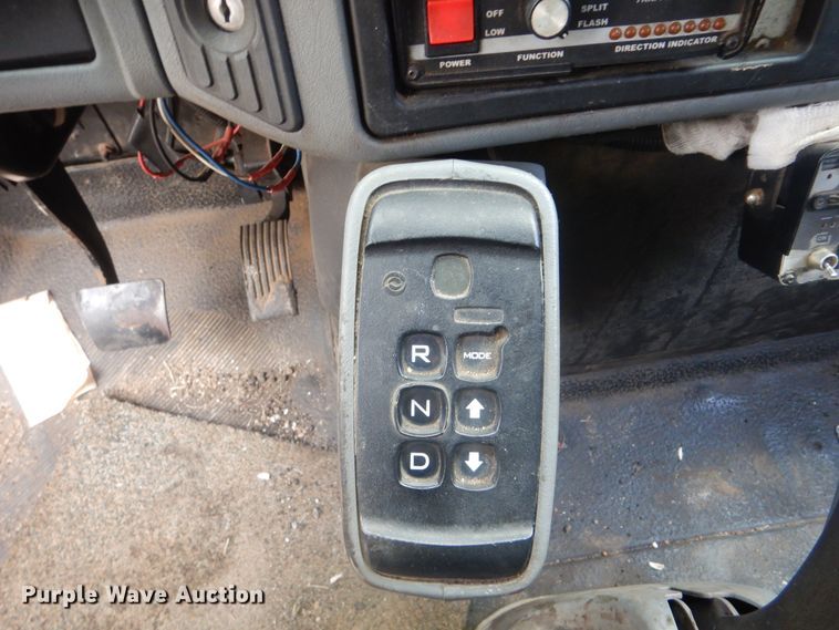 image for item HA9627 2005 International 4300  utility truck