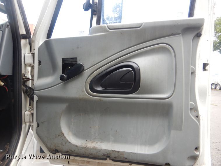 image for item HA9627 2005 International 4300  utility truck