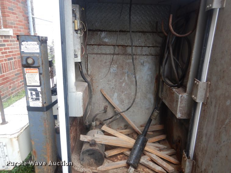 image for item HA9627 2005 International 4300  utility truck