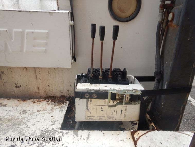 image for item HA9627 2005 International 4300  utility truck