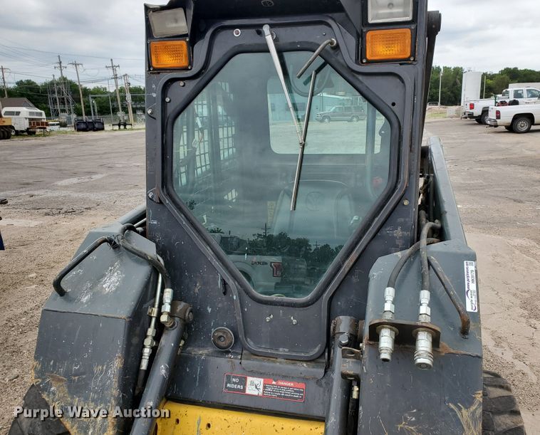 image for item HK9179 2003 New Holland LS150  skid steer loader