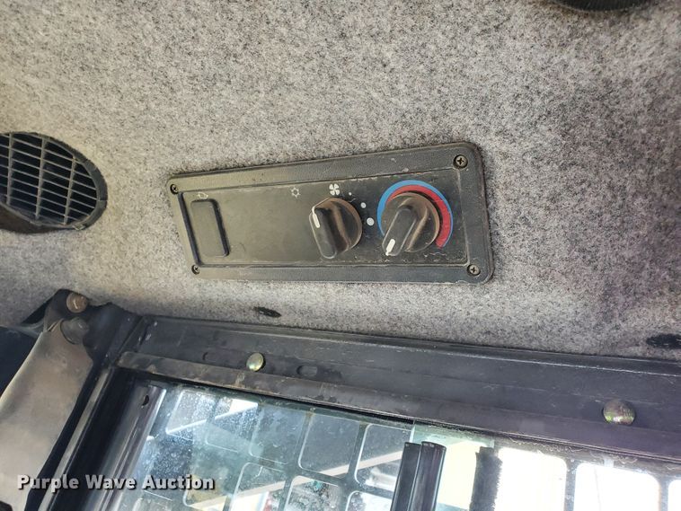 image for item HK9179 2003 New Holland LS150  skid steer loader