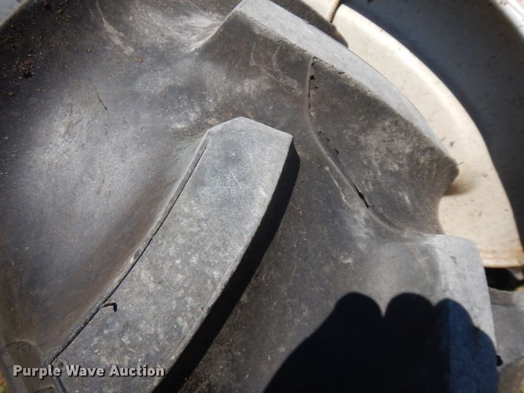 image for item HV9766 1970 Ford 2000  tractor