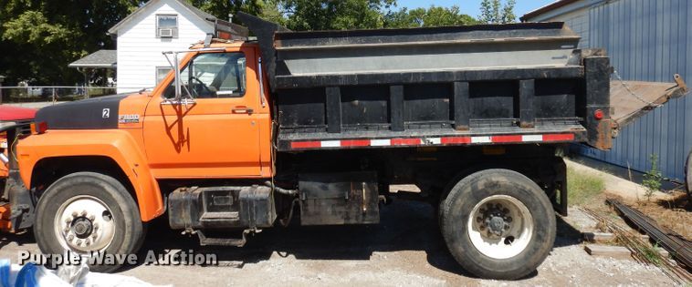 image for item HV9772 1991 Ford F800  dump truck