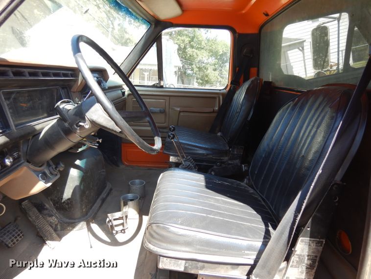 image for item HV9772 1991 Ford F800  dump truck