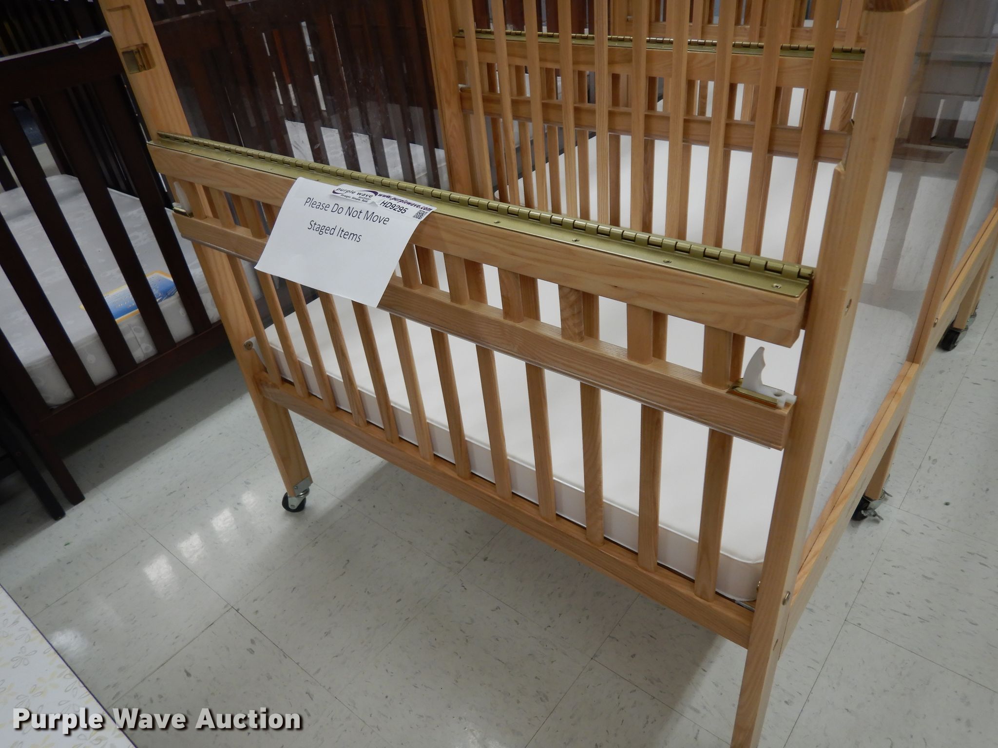 (4) Angeles cribs in Overland Park, KS Item HD9295 sold Purple Wave