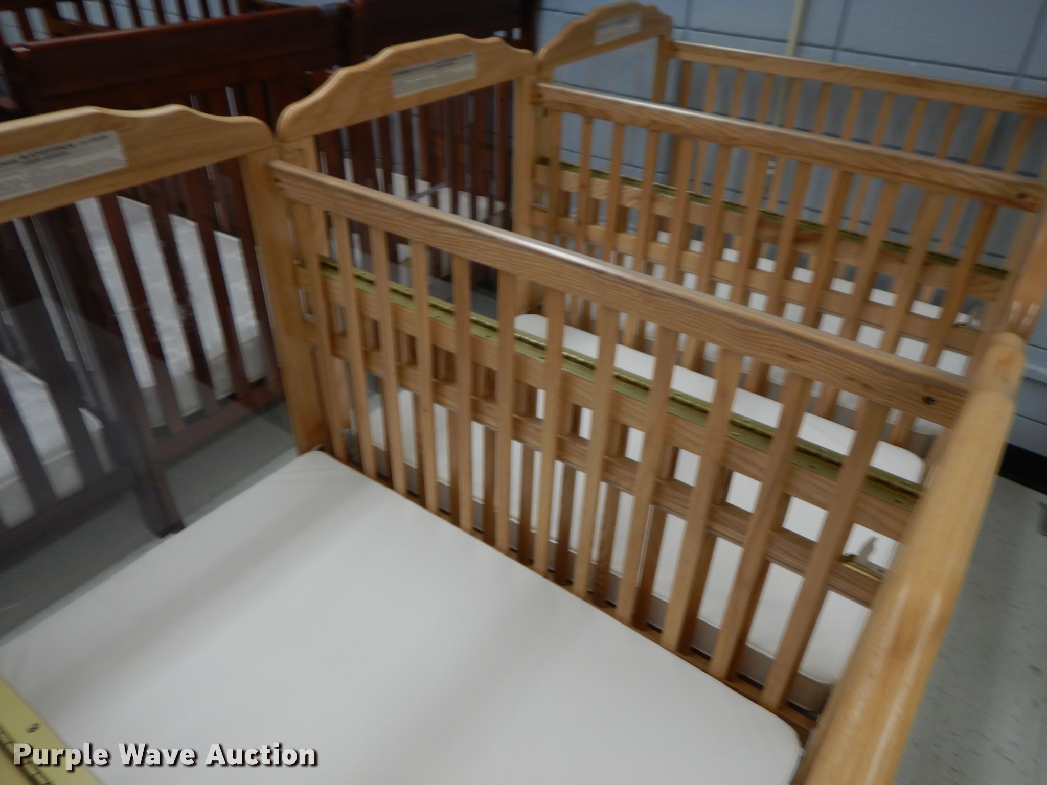 (4) Angeles cribs in Overland Park, KS Item HD9295 sold Purple Wave