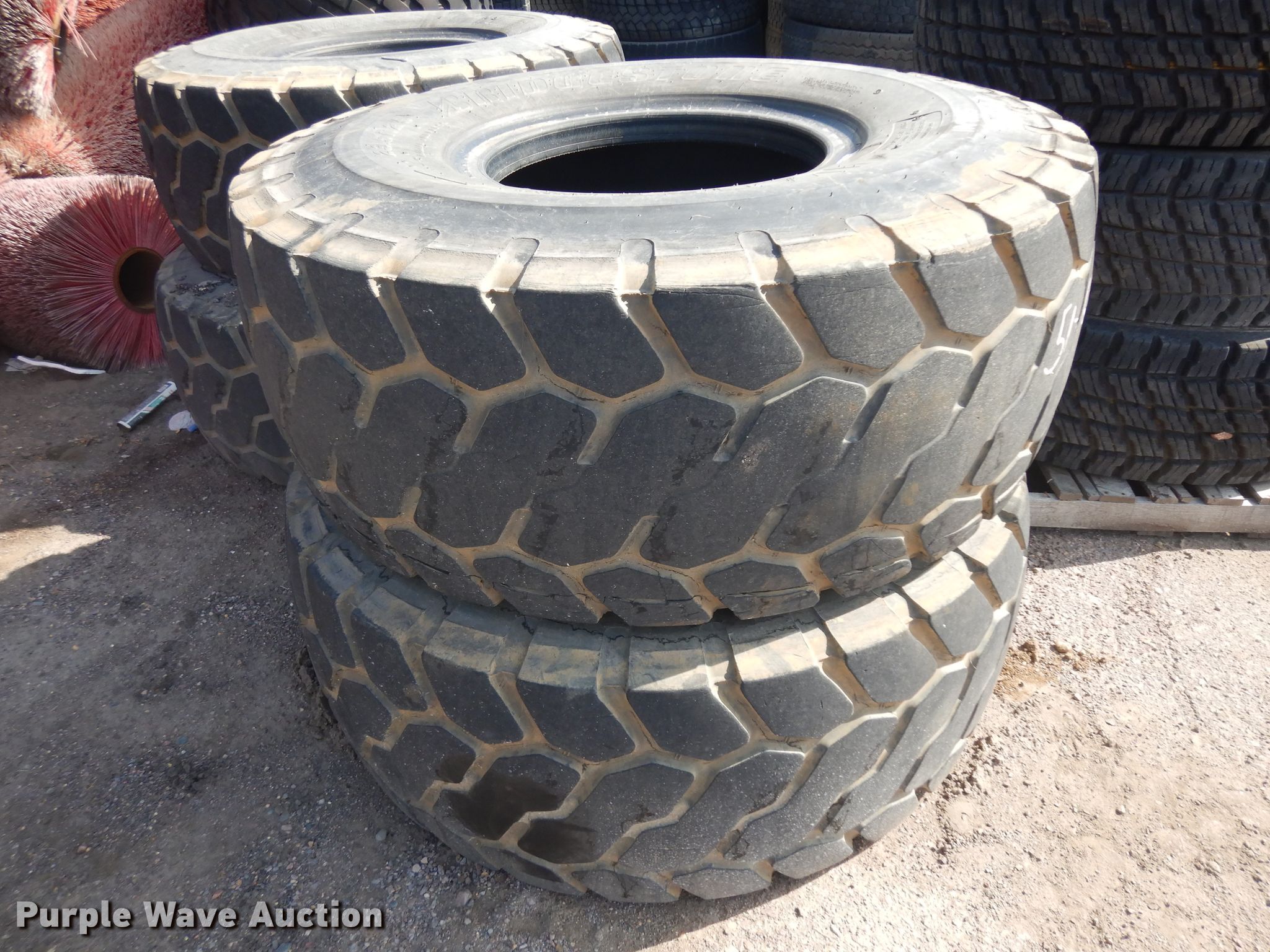 (4) 23.5R25 tires in Sioux Falls, SD Item HV9865 sold Purple Wave