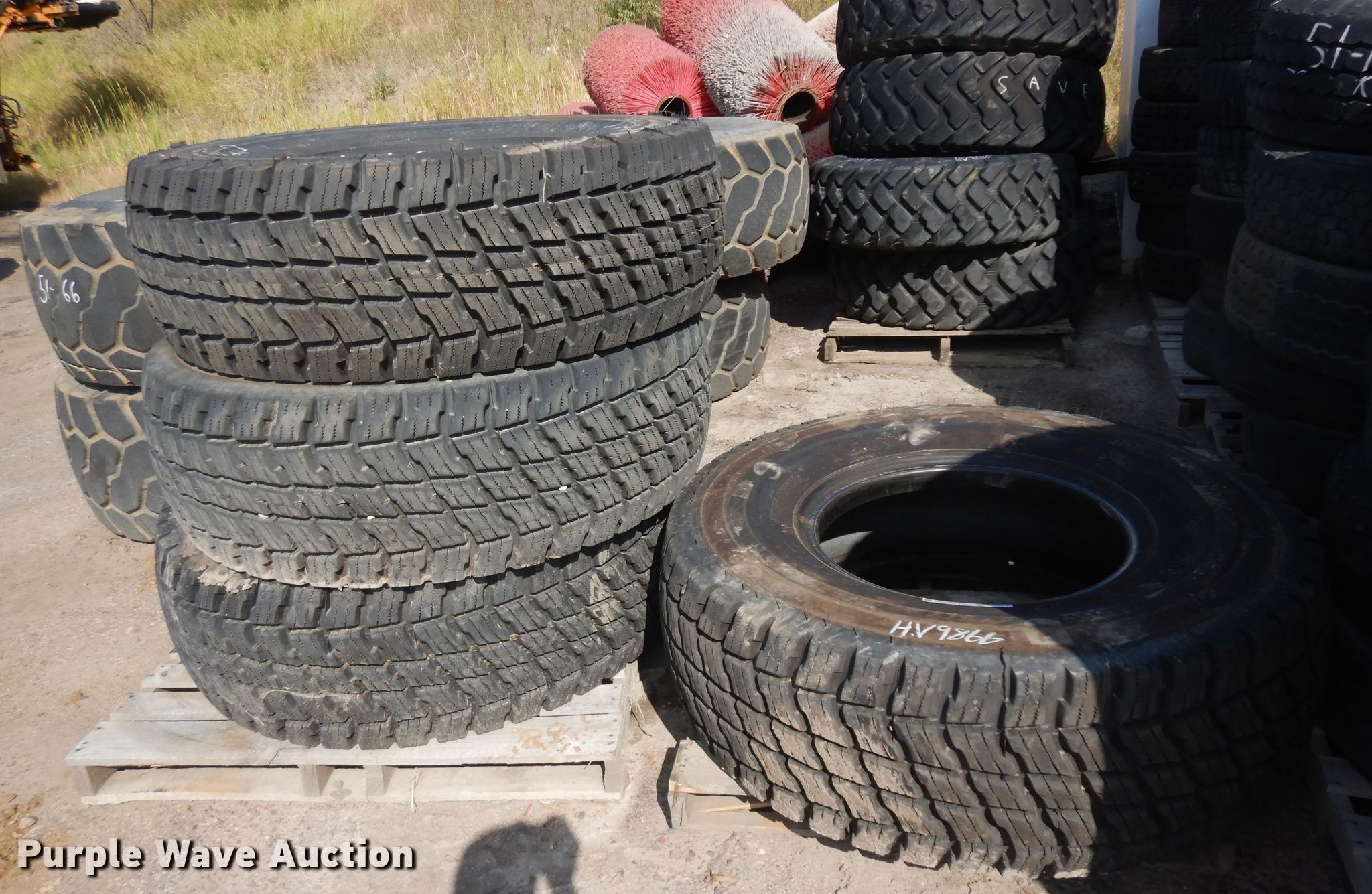 (4) 17.5R25 tires in Sioux Falls, SD Item HV9866 sold Purple Wave