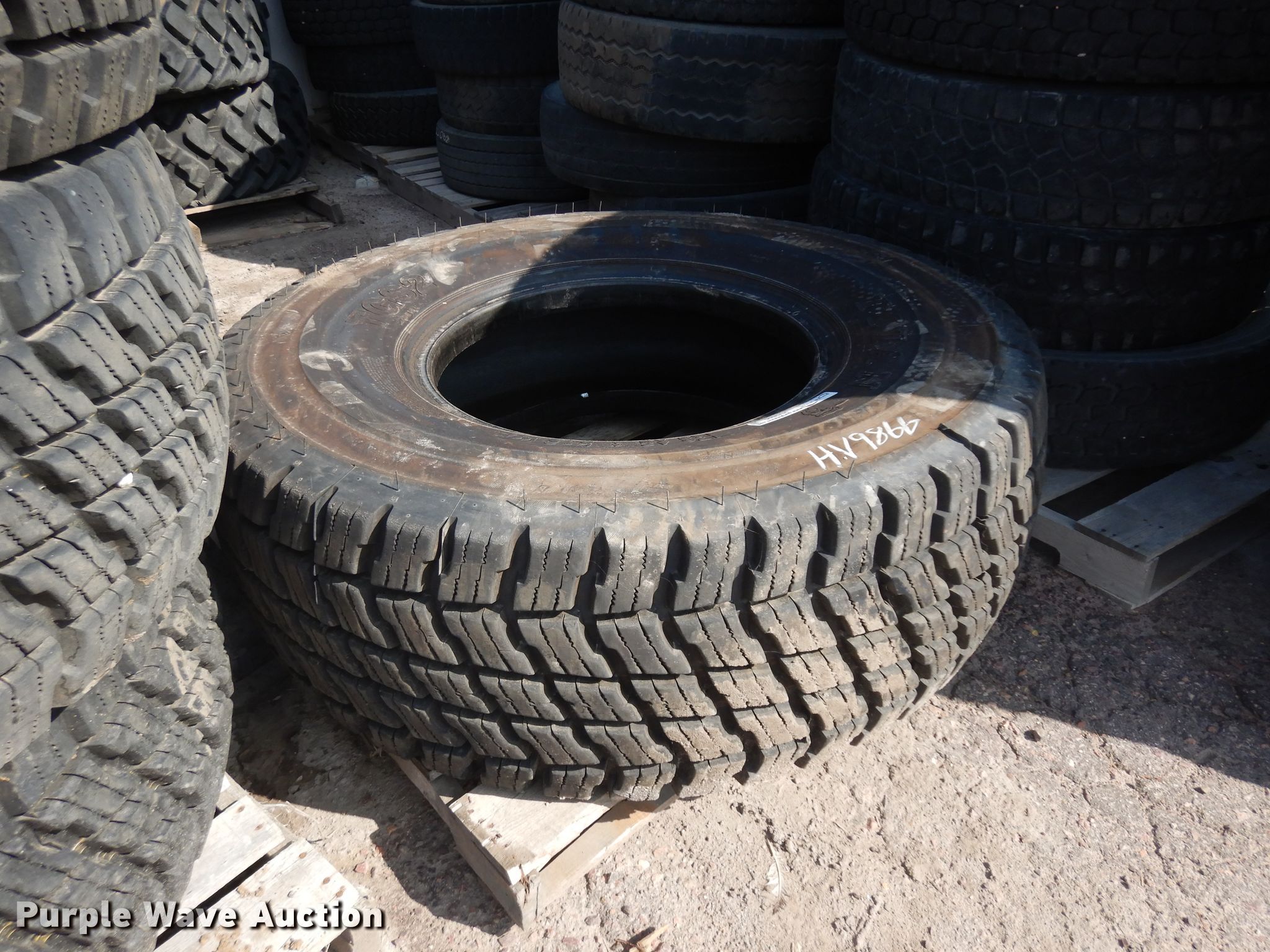 (4) 17.5R25 tires in Sioux Falls, SD Item HV9866 sold Purple Wave