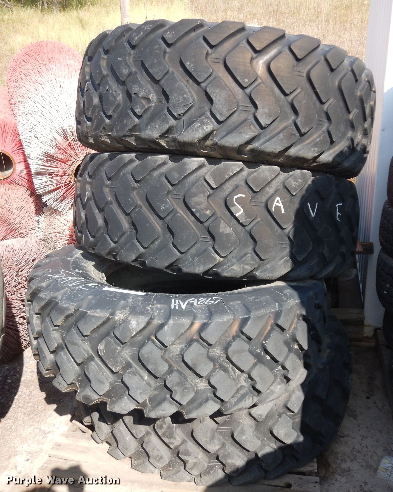 (4) 15.5R25 tires in Sioux Falls, SD Item HV9867 sold Purple Wave