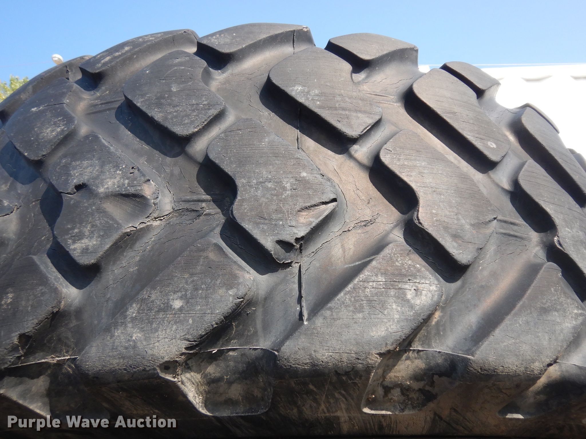 (4) 15.5R25 tires in Sioux Falls, SD Item HV9867 sold Purple Wave