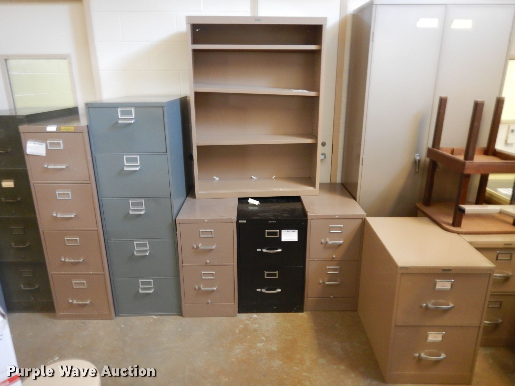 (12) pieces of furniture in Salina, KS Item HV9969 sold Purple Wave