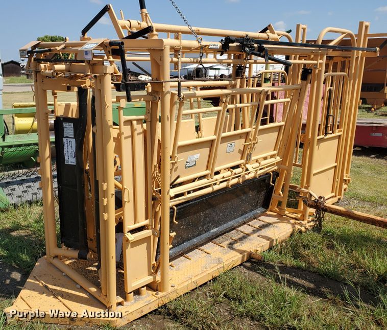image for item DE4477 For-Most 450 livestock squeeze chute