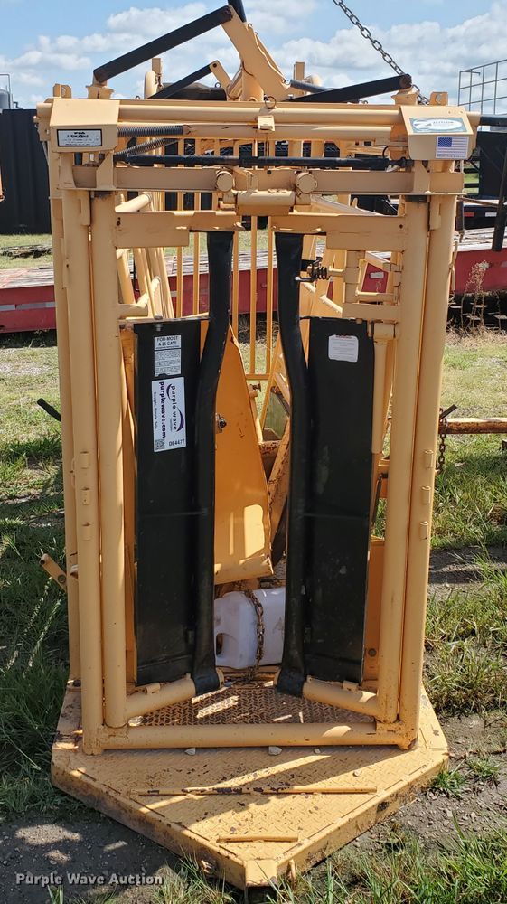 image for item DE4477 For-Most 450 livestock squeeze chute