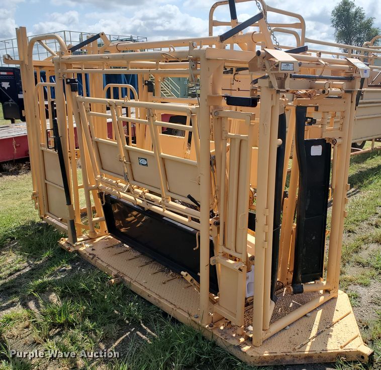 image for item DE4477 For-Most 450 livestock squeeze chute
