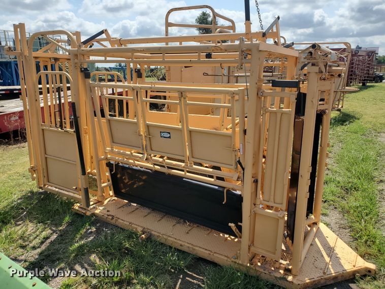 image for item DE4477 For-Most 450 livestock squeeze chute
