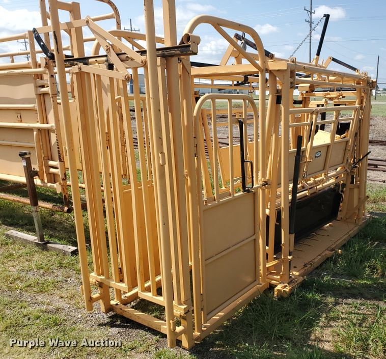 image for item DE4477 For-Most 450 livestock squeeze chute