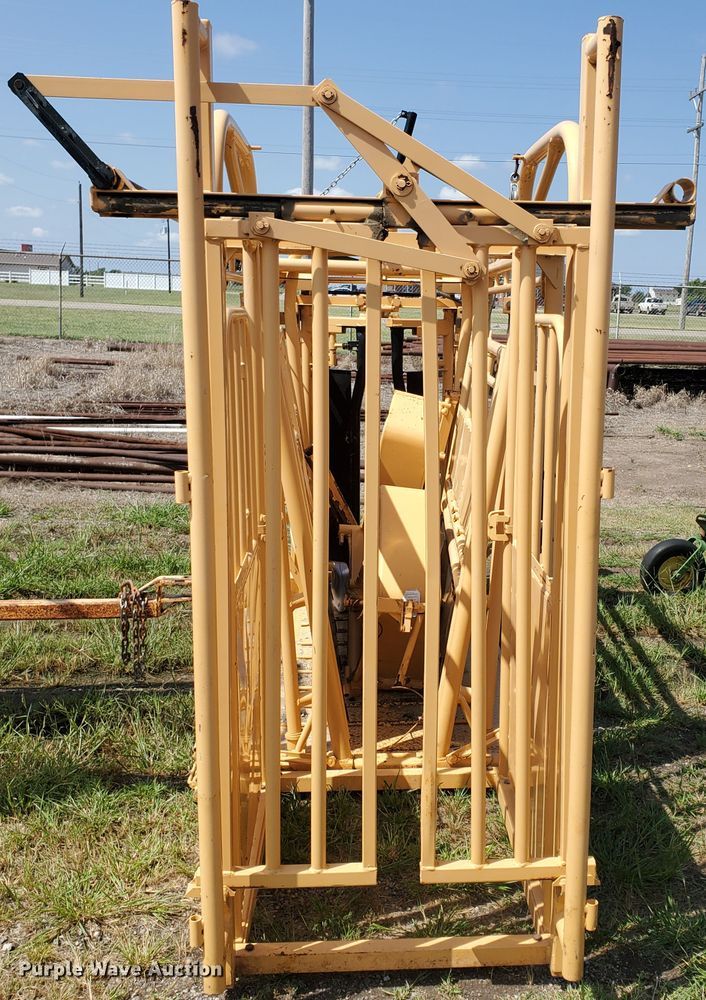 image for item DE4477 For-Most 450 livestock squeeze chute