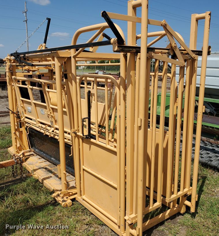 image for item DE4477 For-Most 450 livestock squeeze chute