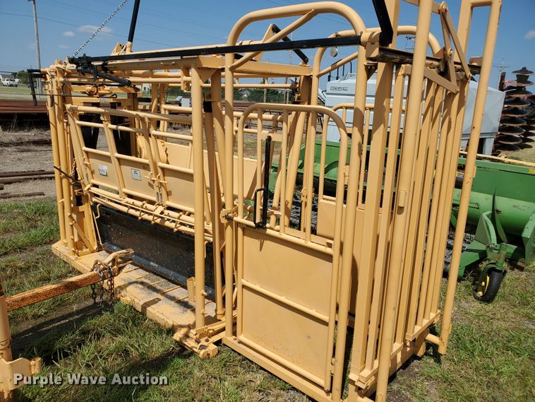 image for item DE4477 For-Most 450 livestock squeeze chute