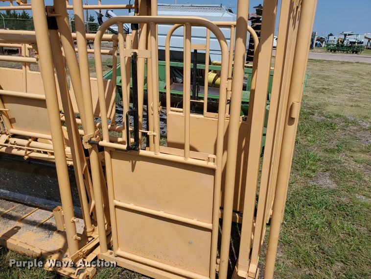image for item DE4477 For-Most 450 livestock squeeze chute