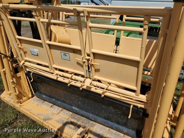 image for item DE4477 For-Most 450 livestock squeeze chute