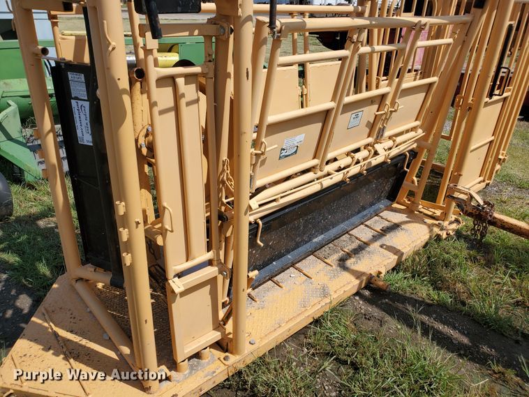 image for item DE4477 For-Most 450 livestock squeeze chute