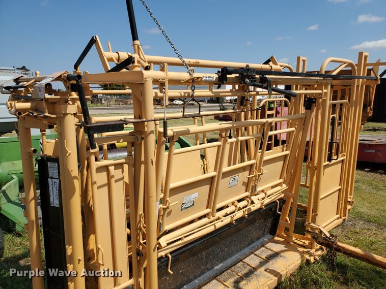 image for item DE4477 For-Most 450 livestock squeeze chute